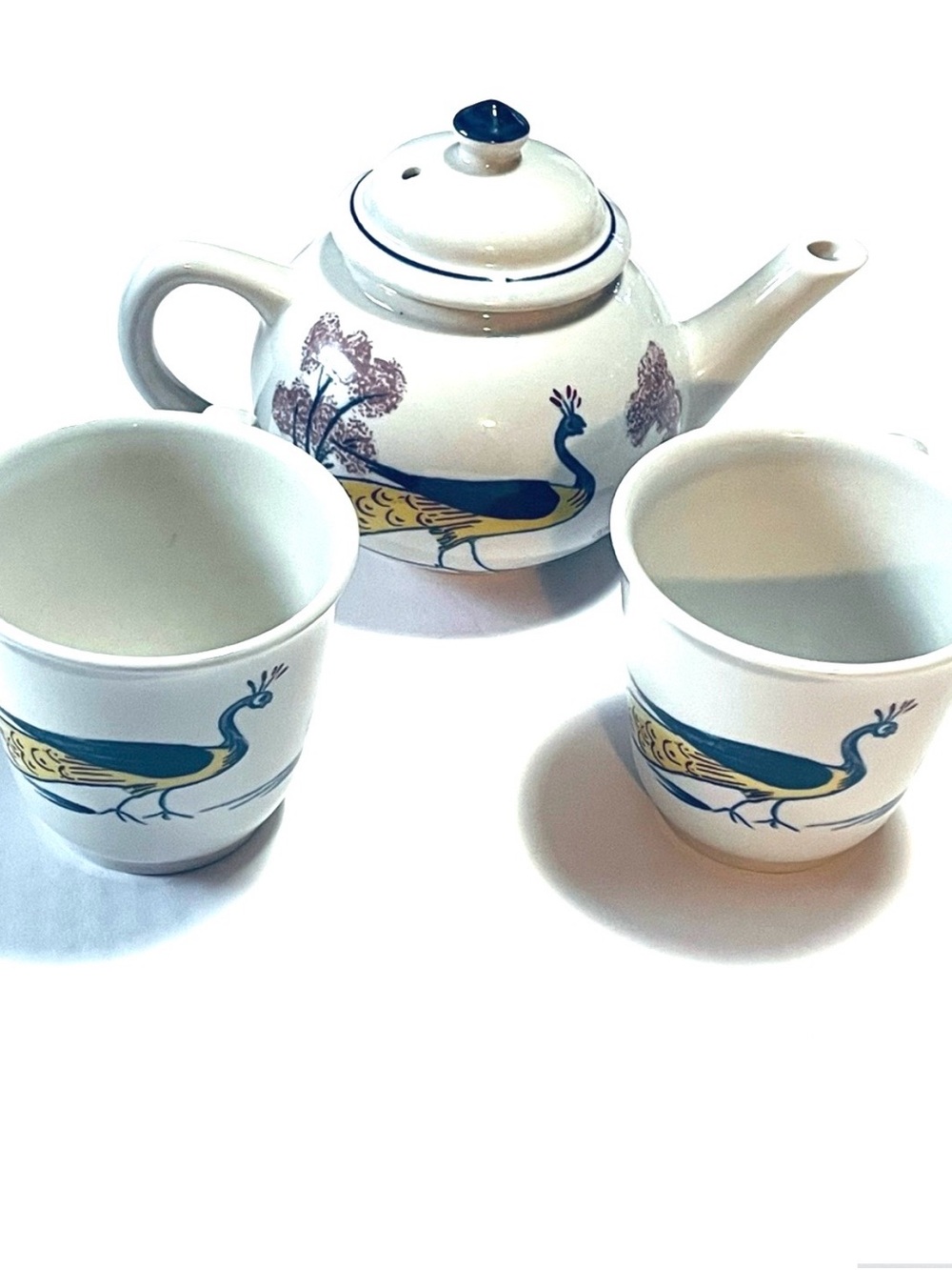 Vintage Williamsburg Chownings Tavern Peacock Teapot with 2 Matching Cups